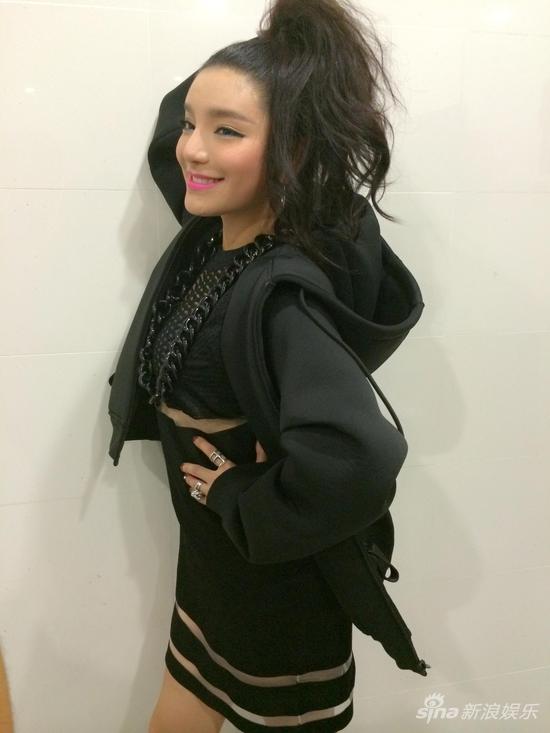 江映蓉助阵时尚活动 黑色裙装俏皮十足|江映蓉