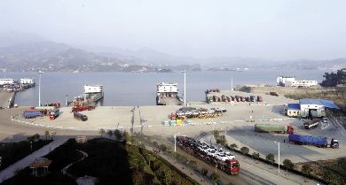 滚装码头在三峡翻坝物流产业园里投入使用