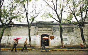 昨天下午,行人走过孝闻街的伏跗室。记者 许天长 摄