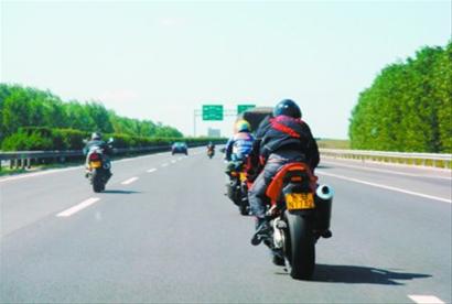摩托车在高速路上行驶到底合不合法