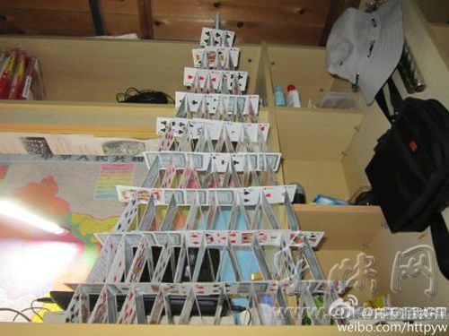 福大学生花1小时叠10层扑克金字塔 无聊最高境