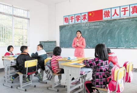 　昨日，宁乡县枫木乡苍乌小学四年级的6名学生正在宽敞明亮的教室里上课。贺文兵摄