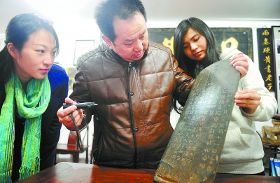 11月25日,湖南开元博物馆馆长黄彬荣(图中)介绍收集的“晋故曹夫人碑”。本报记者 郭立亮 摄