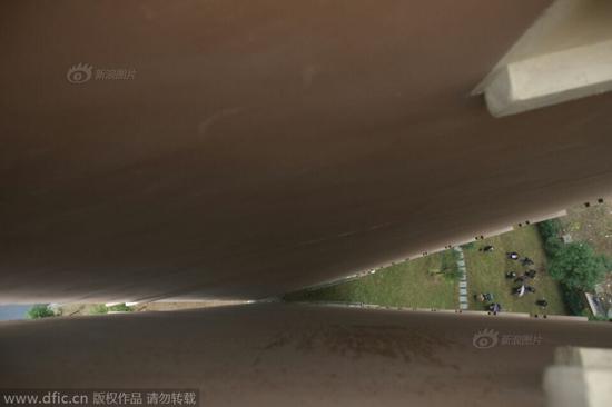 上海浦东楼房发生倾斜 两栋高楼碰在一起