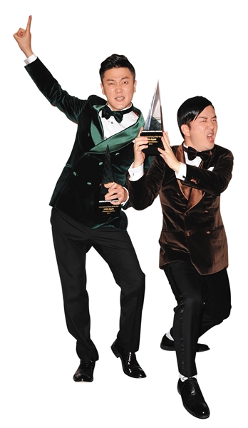 领奖后的筷子兄弟在后台更放松。