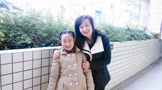图为：小童星汪佳欣和妈妈李翠萍
