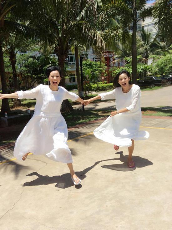 王媛可倪虹洁穿“亲子装”