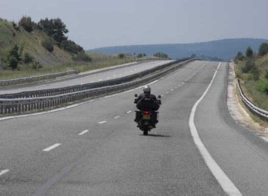 摩托车在高速路上行驶到底合不合法