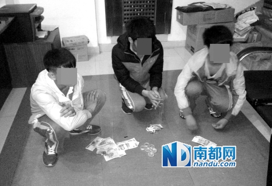 →三名男孩穿校服潜入长安一小区行窃,偷得360克黄金和万元现金等财物。南都记者 韩成良 翻拍