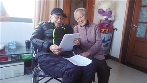 闲暇之余,黄老夫妇喜欢慢慢地读孩子们的来信