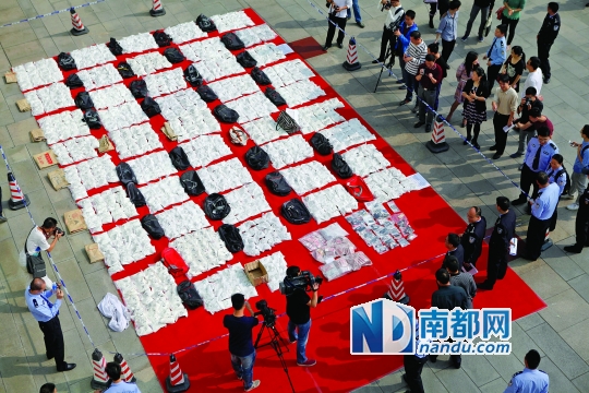 昨日上午，惠州公安集中展示了一批新近查获的毒品氯胺酮，共计1733千克，铺满了20多平方米的展示区。南都记者 陈伟斌 摄