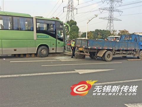 上海来锡旅游大巴追尾两卡车致一死一伤