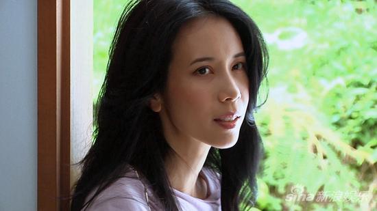 莫文蔚白纱出镜 《不散 不见》MV上线