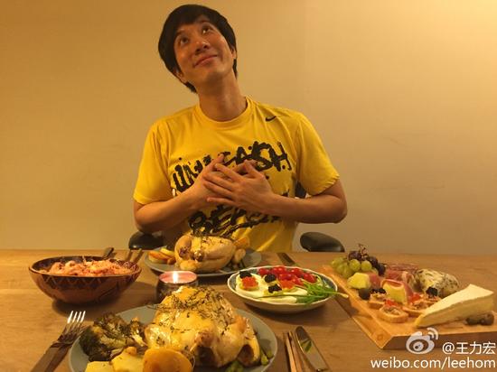 王力宏v表情享受纪念表情做卡通一脸抱抱一个图片要陶醉的爱妻美食小人图片