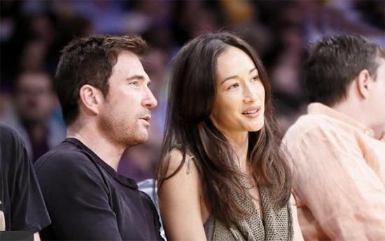 MaggieQ与53岁好莱坞男星热恋 亲密看球赛|M