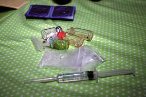 宁波警方缴获的吸毒器具