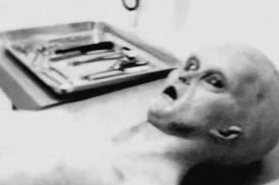 美专家公布1947年罗斯威尔事件外星人尸解照片_新浪安徽_新浪网