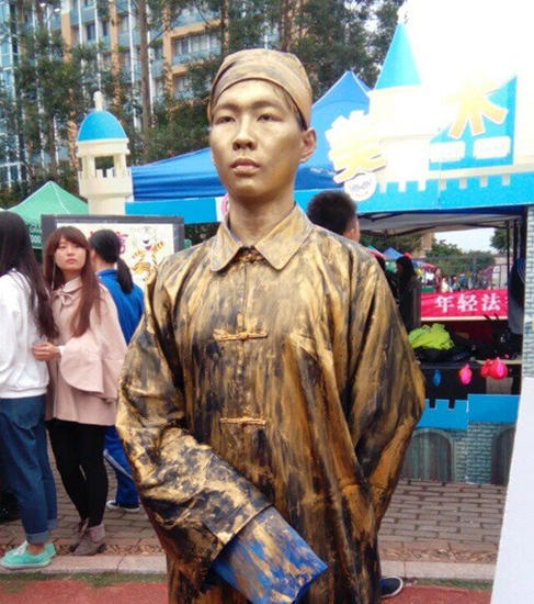 闽江学院现真人雕塑 师生争与“名人”合影(图)_新浪闽南_新浪网