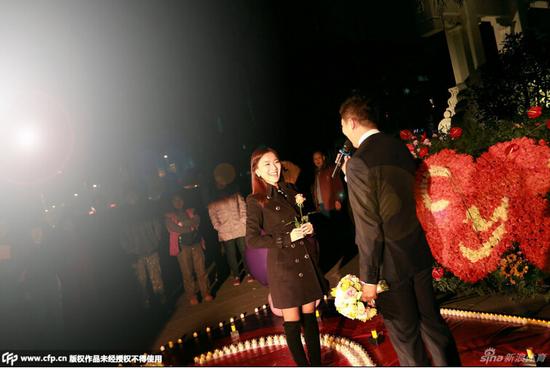 山东鲁能球员崔鹏大明湖畔浪漫求婚