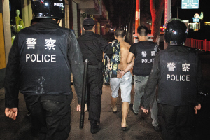 宁波警方在百城禁毒会战中抓毒贩