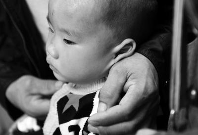 90后姑姑抚养1岁失聪侄儿 每月工资仅2000元