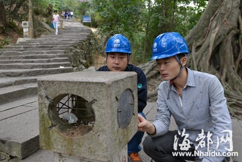 鼓山登山道,路灯箱损坏,电力技工(左)告诉海都记者,孩子手一旦伸进去,就可能触电存在漏电隐患