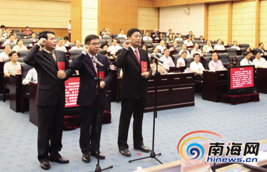 11月26日，省人大常委会新任命的国家机关工作人员向宪法庄严宣誓。