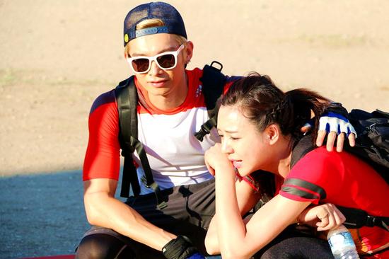 《极速前进》周韦彤自黑死三八 蹲地痛哭