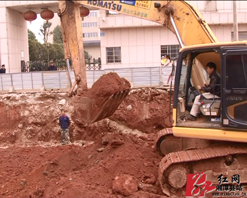 炸弹被发现的地方，位于吴家巷107国道的修路工地上。