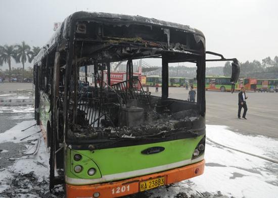 公交车若起火 逃生黄金时间仅90秒(图)