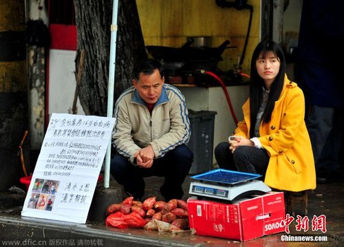 武汉女大学生休学卖红薯给白血病弟弟治病(图