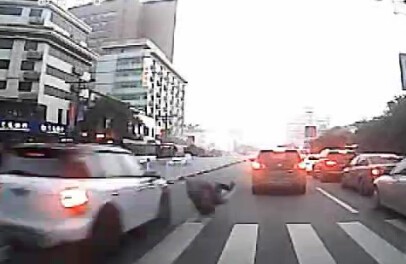 行人被撞飞
