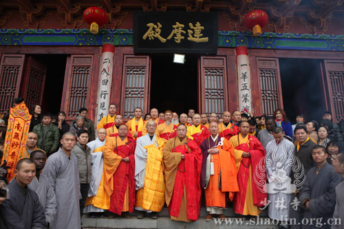 永信方丈和各位嘉宾在空相寺达摩殿前合影