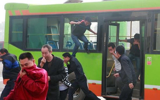 公交车若起火 逃生黄金时间仅90秒(图)