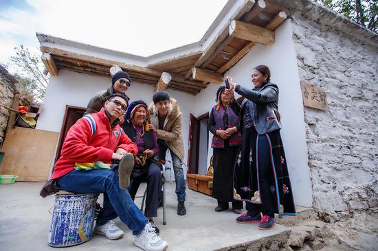 张睿作<em>奇葩</em>诗献<em>hold住姐</em> 遭兄弟团暴打_新浪四