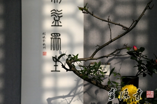 杭州灵隐寺“心香”佛教书画展展出书画与插花的完美结合
