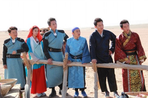 新浪娱乐讯 《奔跑吧,兄弟》本周上演“历史谍战片”——“敦煌大劫案”!奔跑团变身商贩走西域,硬汉于震成江洋大盗。