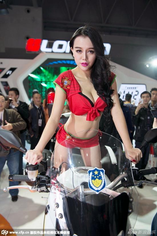 机车嫩模深V热裤秀雪乳 蛮腰乳沟抢风头