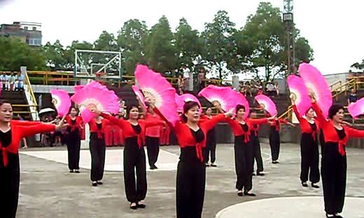 人民日报:广场舞横空出世 值得青史留名