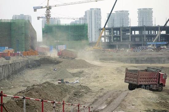 遂宁一处工地扬尘严重