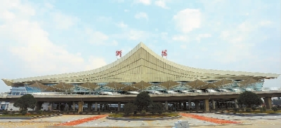 11月27日，衡阳市南岳机场，竣工后的航站楼在蓝天的映衬下显得非常雄伟。历时两年半建设，南岳机场将于12月底正式通航，通航初期将开通衡阳至北京（南苑）、上海的航线。     彭斌 摄