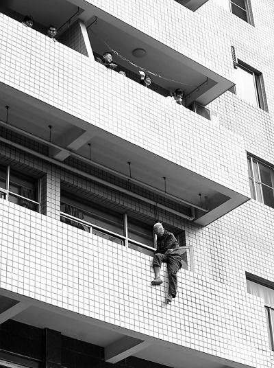 福州男子吸毒致幻自称被追杀 从医院3楼跳下