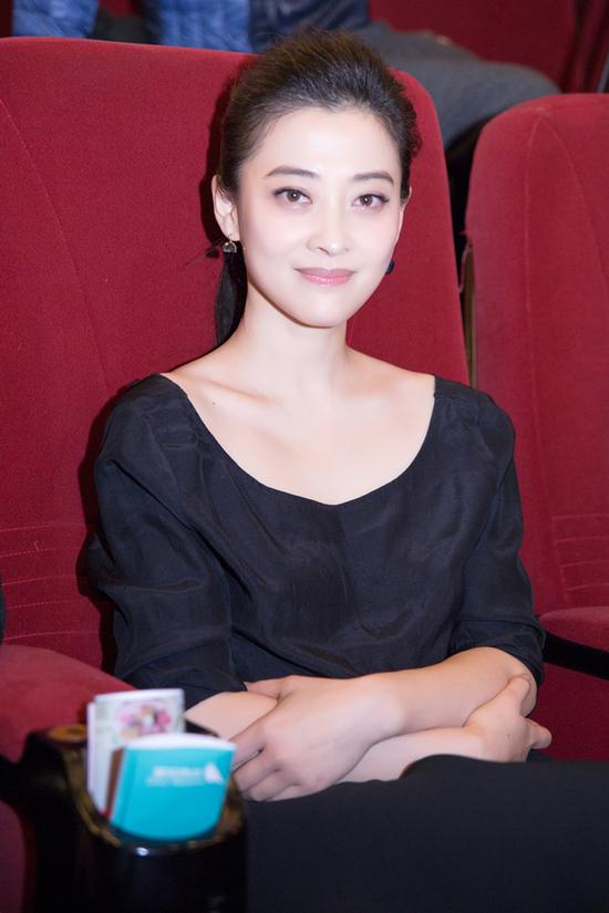 梅婷台下就座