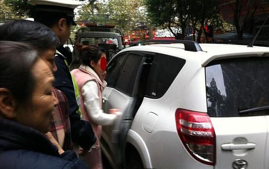 南充女子开套牌车持警官证 回应:系办案人员(图