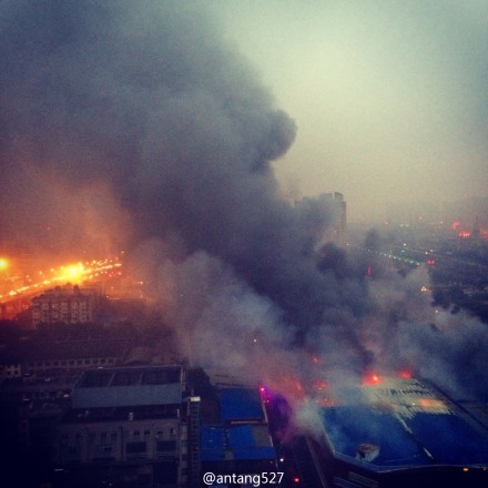 长沙三湘电器市场突发火灾 暂无伤亡报告