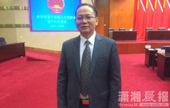 11月28日,卢鸿鸣在会议现场。图/潇湘晨报记者周帙恒