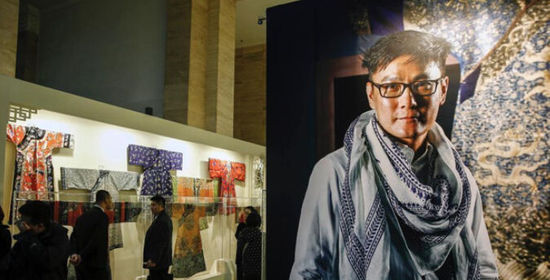 张信哲收藏龙袍亮相 百件织品北京展览