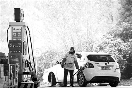 汽柴油消费税单位税额今起提高 成品油价不作