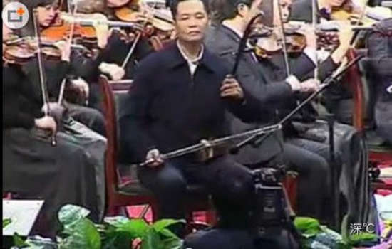 “二胡书记”在表演