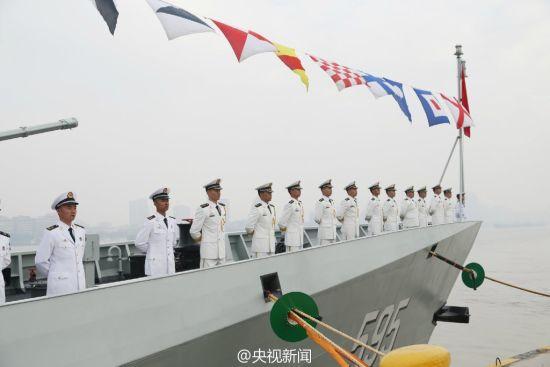 资料图：昨天(28日)上午，中国海军接连服役2艘新型056型护卫舰，分别是服役东海舰队的株洲舰舷号594，和服役南海舰队的潮州舰舷号595。图为595潮州舰。